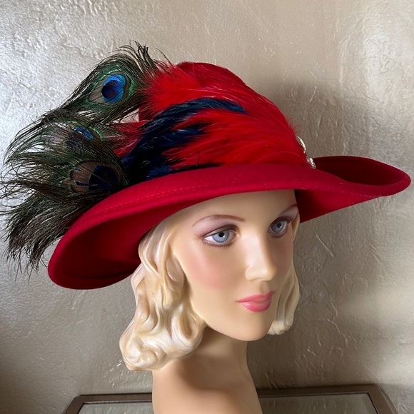 REGAL RED FELT VINTAGE HAT WITH CONICAL CROWN + FEATHER SPRAYS + BROOCH - Picture 2 of 15